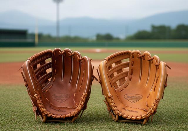青森の屋外グラウンドで並べた投手用と内野手用の野球グローブ
